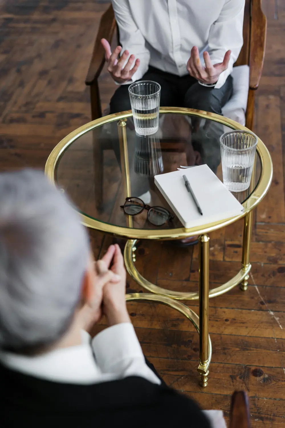 zwei Männer diskutieren etwas von Leoctura